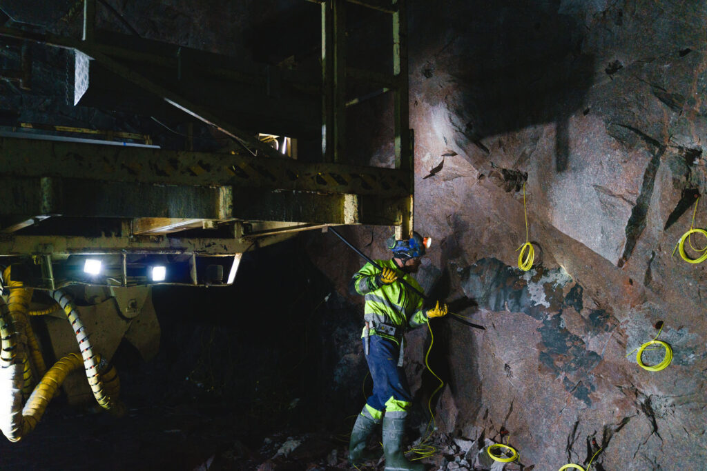 Power Mining - loading before blasting