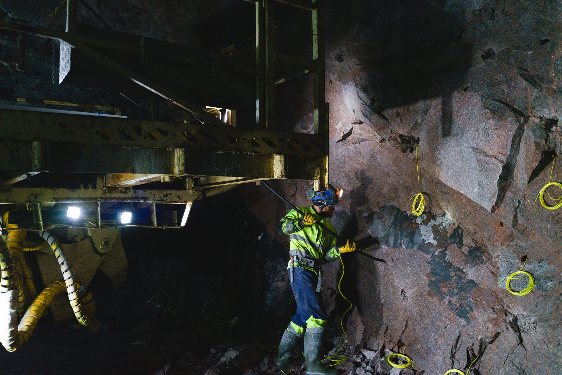 Power Mining - loading before blasting